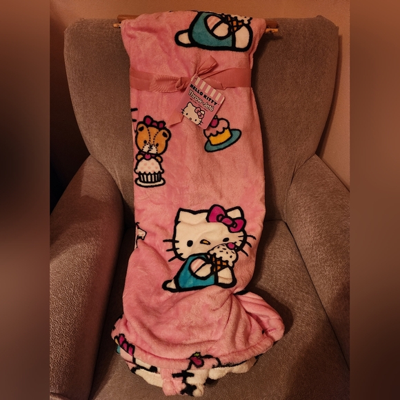 HELLO KITTY Cupcakes & Ice Cream Pink Plush Throw Blanket 60 x 70 NWT - Picture 4 of 4